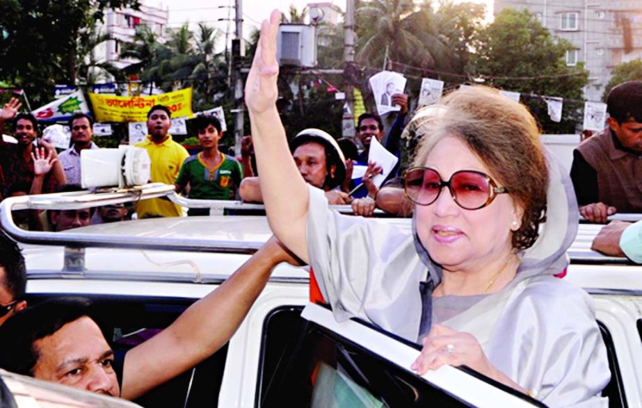 BNP Chairperson Khaleda Zia waiving the people during wayside campaign for DNCC mayor candidate Tabith Awal at city's Bashundhara area on Friday evening.
