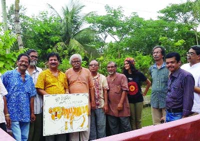 BAGERHAT: Renowned artist Rafiqun Nabi with other artists inaugurating two- daylong art workshop at Sreefoltola village in Rampal Upazila organised by Mahmud -Mustafa Library on Wednesday.