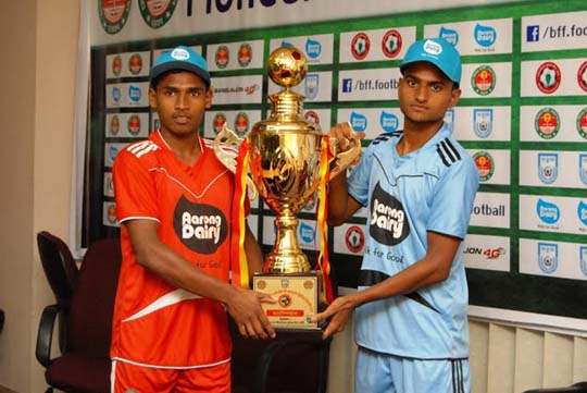 Captain of Bangladesh Ansar Saikat (left) and Captain of Tangail Football Academy Jubel Mia pose with the trophy of the Dhaka North City Corporation and Dhaka South City Corporation Pioneer Football League at the conference room of Bangladesh Football Fed