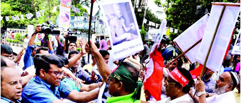 Pro-Awami Muktijoddha Command Council leaders and workers foiled the human chain programme of pro-BNP 'Swadhinata Forum' snatching banner in front of Jatiya Press Club on Saturday as they were protesting recent attack on Khaleda Zia while campaigning fo