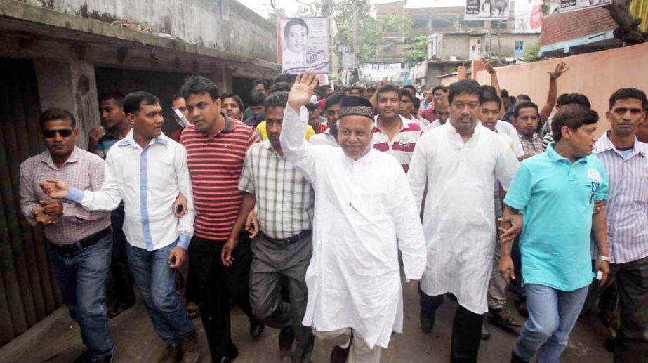 BNP-backed mayor candidate M Manzoor Alam conducting CCC polls campaign in the city yesterday.