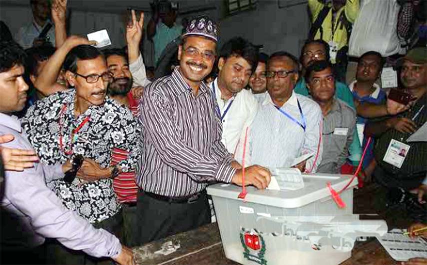 AL-backed mayor candidate AJM Nasir seen casting his vote in Chittagong Municipal Model School Centre yesterday.