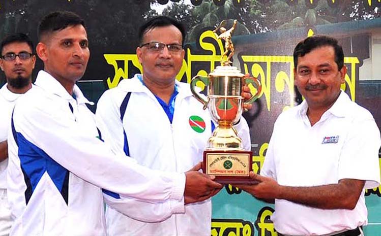 Logistic Area Commander of Bangladesh Army Major General Mizanur Rahman Khan handing over the championship trophy to Logistic Area team, which became champions in the Bangladesh Army Tennis Competition at the Officers Tennis Complex in Dhaka Cantonment on