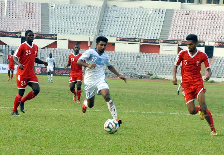 A moment of the football match of the Manyavar Bangladesh Premier League between Soccer Club, Feni and Farashganj Sporting Club at the Bangabandhu National Stadium on Thursday.