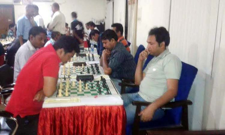 IM Abu Sufian Shakil (left) and Shahnaz Mohammad (right) in action during their match of the Golden Sporting Club International Rating Chess Tournament at the Muktijoddha Smrity Stadium Bhaban in Rajshahi on Saturday.