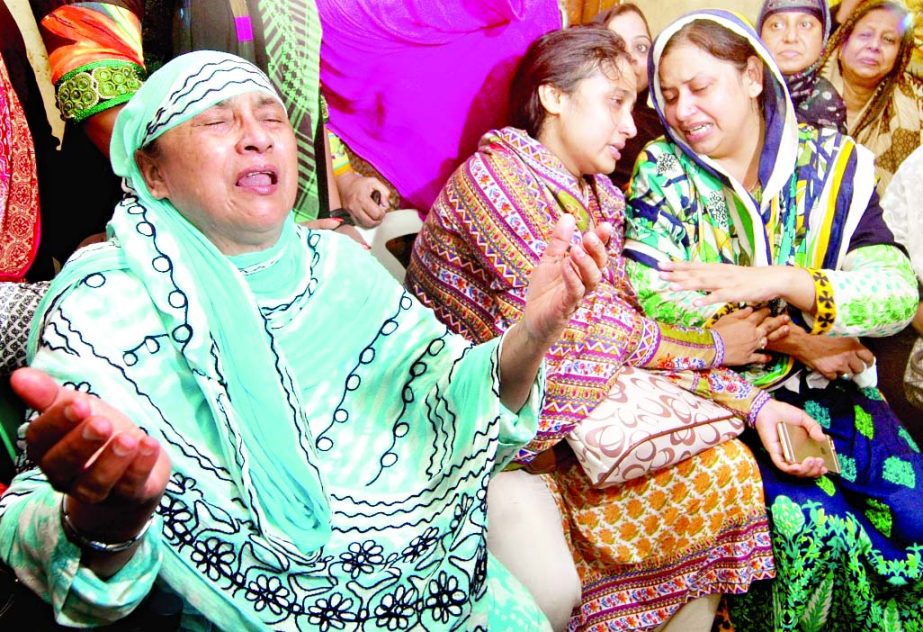 Family members wailing at the Lalbagh residence on hearing the news of Nasiruddin Ahmed Pintuâ€™s death at Rajshahi jail on Sunday.