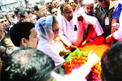 BNP Chairperson Begum Khaleda Zia along with party leaders and workers place wreath on the coffin of Nasiruddin Ahmed Pintu at Naya Paltan's central office of BNP on Monday.