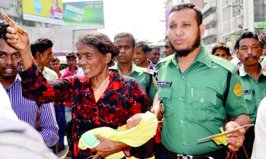 A child-lifter with a new-born baby was caught red-handed from a bus in city's Purana Palton area and handed over to police by passengers on Monday.