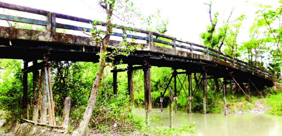 PATUAKHALI: The pillars of the risky iron bridge at Kalapara Upazila connecting Modhukhali- Tegachhiya area may collapse any time due to rusting. This picture was taken on Tuesday.