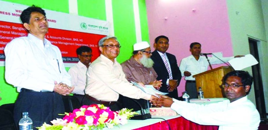 MAYousoof, Managing Director of Bangladesh krishi Bank Ltd, distributing 'X-press Money Services Reward-2014' at a function in the city recently. Pijush Chandra Bhowal, GM for International and Acs department of the bank and Shamim Iftekhar, Country Ma