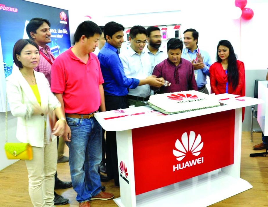 Ingmar Wang, Director of Device Business, inaugurating Huawei a new outlet at Jamuna Future Park in the city recently.