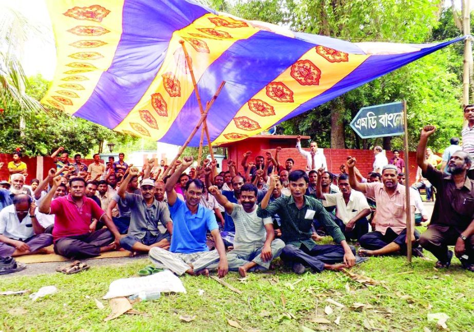 JHENIDAH: Temporary workers of Mobarakganj Sugar Mills in Jhenidah observed a sit-in- programme at mills complex protesting irregularities and corruption in recruitment on Wednesday morning.