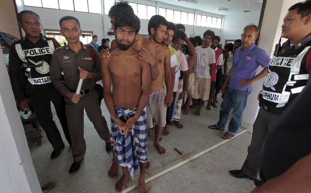 Suspected Rohingya migrants from Myanmar and Bangladesh line up at Rattaphum district hall in Thailand's southern Songkhla province May 9, 2015. Reuters