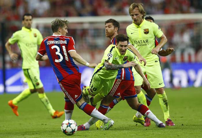 Barcelona's Lionel Messi (center) is tackled by Bayern's Bastian Schweinsteiger (left) and Xabi Alonso during the soccer Champions League second leg semifinal match between Bayern Munich and FC Barcelona at Allianz Arena in Munich, southern Germany on T