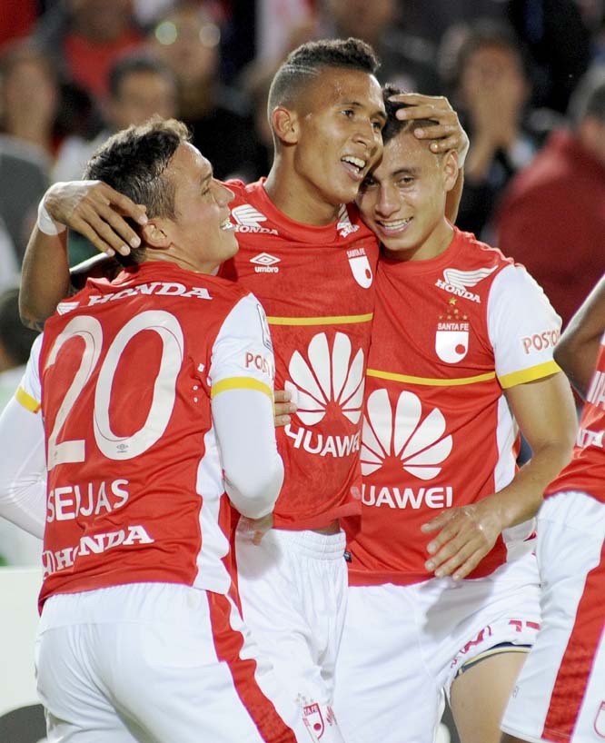 Francisco Meza (center) of Colombia's Independiente Santa Fe celebrates with teammates Luis Seijas (left) and Juan Roa after scoring his side's first goal against Argentina's Estudiantes de la Plata during a Copa Libertadores round of sixteen soccer ma