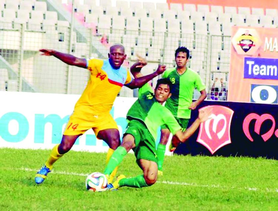 A view of the football match of the Manyavar Bangladesh Premier League between Team BJMC and Chittagong Abahani Limited at the Bangabandhu National Stadium on Tuesday.