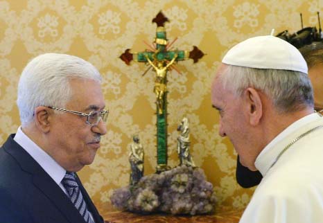 File photo shows Pope Francis (R) talks with Palestinian president Mahmud Abbas during a private audience at the Vatican.