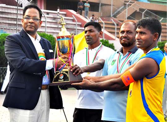 Major General Sheikh Mamun Khaled handing over the championship trophy to Bangladesh Army team, which emerged as the champions of the Inter-Service Hockey Competition 2015 at the Moulana Bhashani National Hockey Stadium on Thursday.