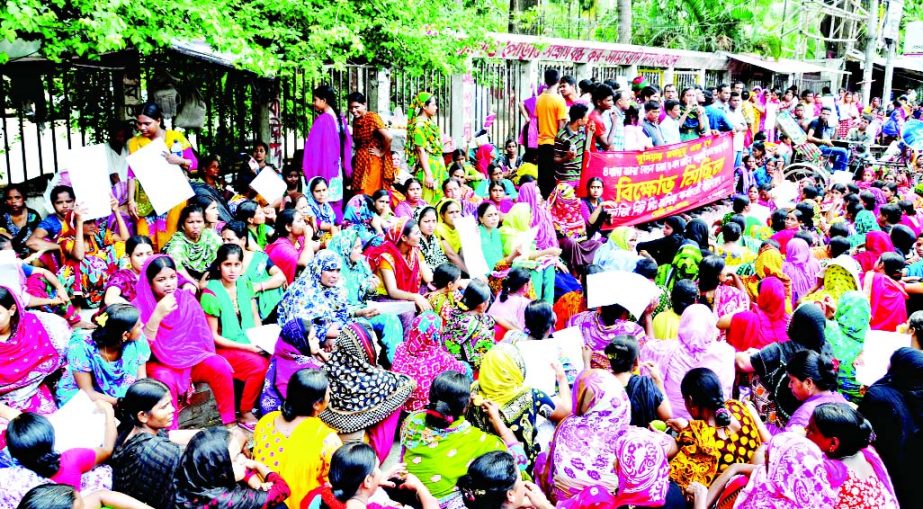 Workers of Chunji Knit Ltd in city's North Badda area staged a rally in front of the Jatiya Press Club demanding payment of salaries on Thursday.
