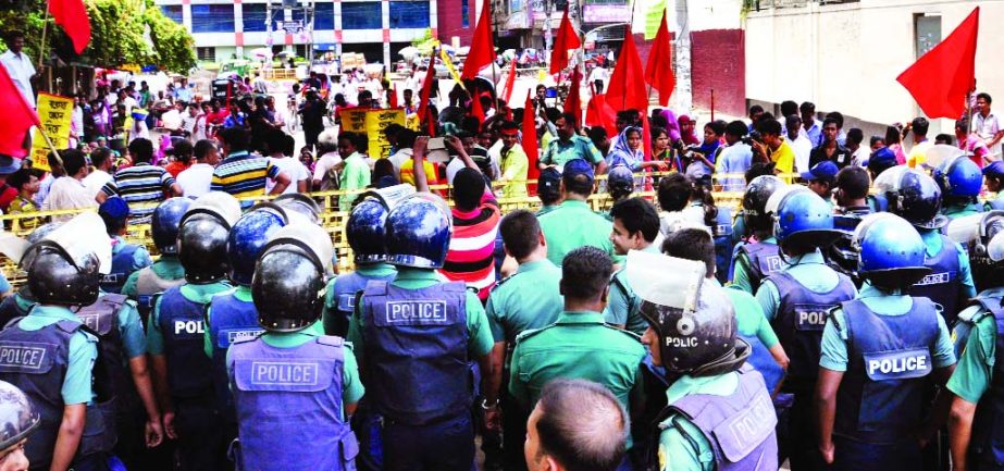 Swan Garment workers staged gherao programme near Labour Ministry on Sunday demanding payment of their arrears and open the factory immediately.