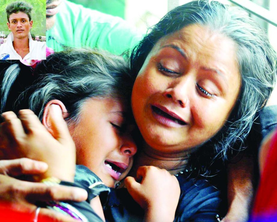 Relatives wailing on hearing the news of youth Anik Madbar's killing in AL intra-party clashes in Shariatpur on Tuesday.