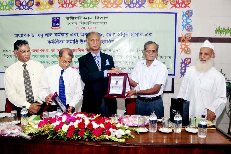 Dhaka University Vice-Chancellor Prof Dr AAMS Arefin Siddique presenting crest to the out-going Professor of the Department of Botany Dr. Jadu Lal Karmoker at a farewell program organized by the Department on Monday at its departmental auditorium of the U