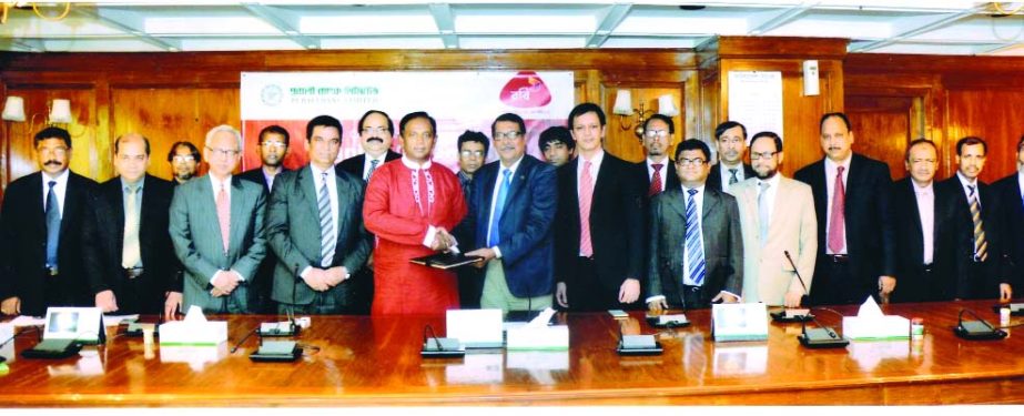 Sk Golam Mohammad, General Manager of Establishment Division of Pubali Bank Ltd and Mahtab Uddin Ahmed, Chief Operating Officer of Robi Axiata Ltd sign a corporate deal at the bank's head office recently.