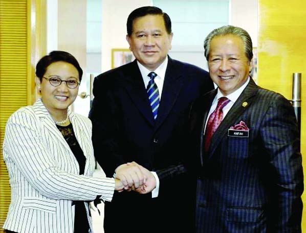 Malaysian Foreign Minister Datuk Seri Anifah Aman (right) with his Thai counterpart Tanasak Patimapragorn (centre) and Indonesian counterpart Retno Marsudi after the meeting in Malaysia.