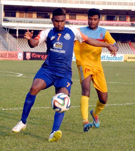 A scene from the football match of the Manyavar Bangladesh Premier League between Brothers Union Limited and Chittagong Abahani Limited at the Bangabandhu National Stadium on Thursday.