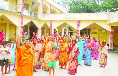 NILPHAMARI: Poor female workers under Social Safety Enclosure staging agitation seeking authority's action for restoring work in Putimari UP yesterday.