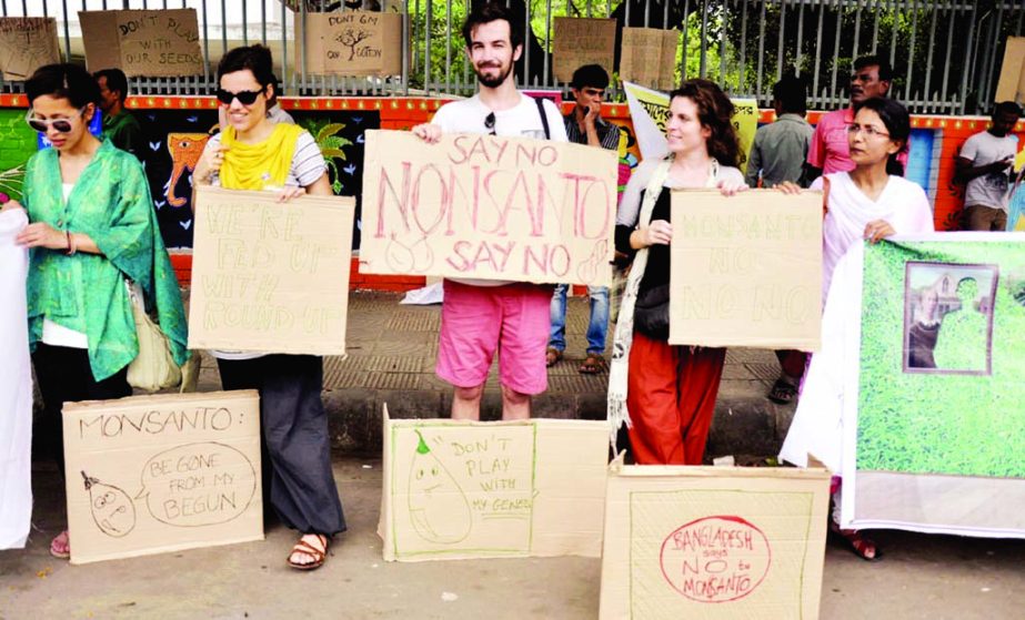 Different organizations formed a human chain in front of the Institute of Fine Arts of Dhaka University with a call to resist environment destructive Monsanto of GM Seed Company.