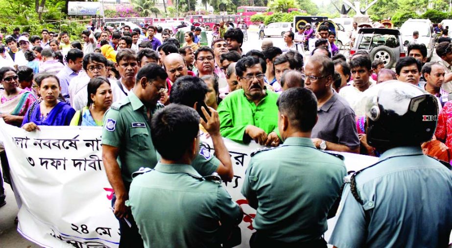 Sammilita Sanskritik Jote's rally was obstructed by the police near Doel Chattar on Sunday, as they were trying to go towards Home Ministry, demanding punishment to culprits, those involved in Pahela Baishakh sexual harassment.