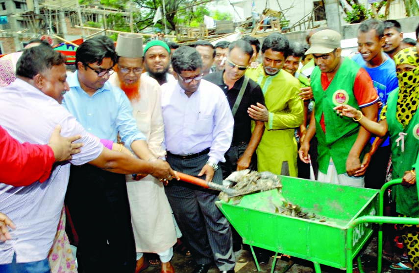 Dhaka South City Corporation (DSCC) Mayor Sayeed Khokon inaugurating city cleanliness drive at an area adjacent to Dholaipar High School of 51 No Ward of DSCC on Tuesday. Among others, Advocate Sanjida Khanom, MP was present on the occasion.