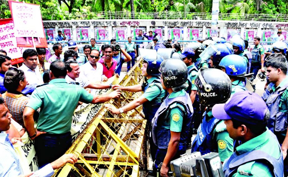 A rally was brought out by Progatishil Gana Sangathan in the city was obstructed by the police while they tried to go towards Foreign Ministry demanding arrest and punish the human traffickers and bring back the rescued Bangladeshi boat people immediately