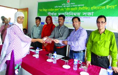 NASIRNAGAR( B'baria): A winner of easy competition on disadvantages of child marriage receiving at a function at Nasirnagar recently.