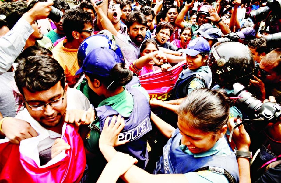 Police foiled the march by Non-Partisan Students Unity towards PMO Office protesting sexual assaults on women near Shahbagh Point on Sunday.
