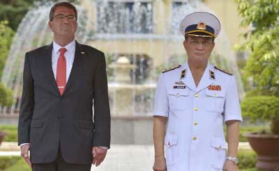 US Secretary of Defense Ashton Carter and Commander of the Vietnam People's Navy Admiral Nguyen Van Hien stand together in Hai Phong, Vietnam on Sunday.