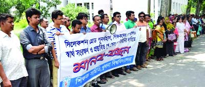 KHULNA: Members of Khulna University Teachers' Association formed a human chain demanding revision of pay- scale ON Sunday.