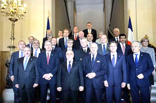 Iraqi Prime Minister Haider al-Abadi (3rdL) and French Foreign Affairs Minister Laurent Fabius (3rdR) pose for a family photo with Foreign Affairs Ministers and members of the anti-Islamic State coalition in Paris, France on Tuesday.