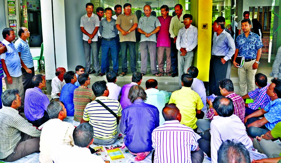 Pro-Awami League journalists organized a rally in front of the Jatiya Press Club on Thursday to meet its various demands.