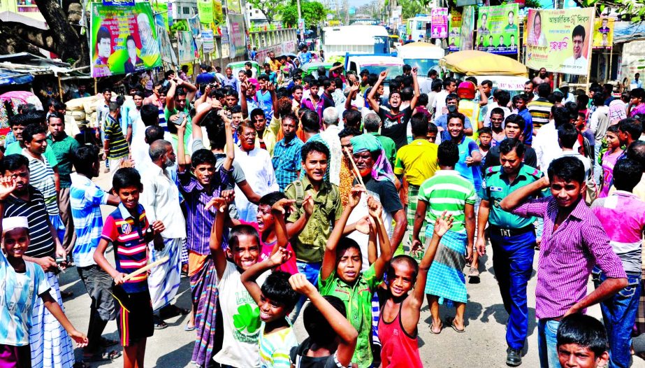 People of Mridhabari area staged a rally and blocked the Demra Road demanding steps to resolve water crisis in the area on Friday.