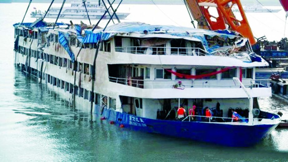 Cranes raise the sunken vessel "Eastern Star" in the Yangtze river in Jianli, central China's Hubei province.