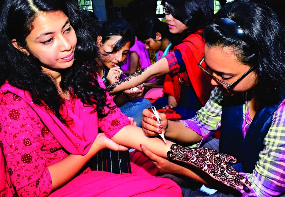 Dhakabashi organised a Elite Henna festival at the Shamsunnahar Hall of Dhaka University on Monday.