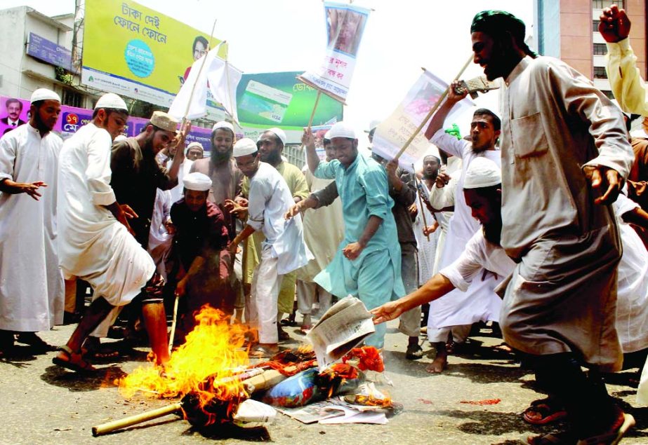 Islami Shasantantra Chhatra Andolan activists on Monday staged rally and set fire on the city street protesting killings and torture on Muslim Rohingyas in Myanmar.