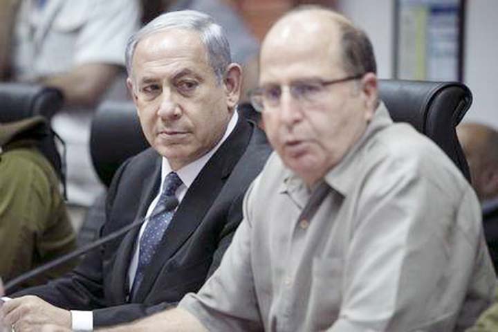 Israel's Prime Minister Benjamin Netanyahu (L) and Defence Minister Moshe Yaalon attend a briefing at the Israeli army's Home Front Command base in Ramle near Tel Aviv, Israel