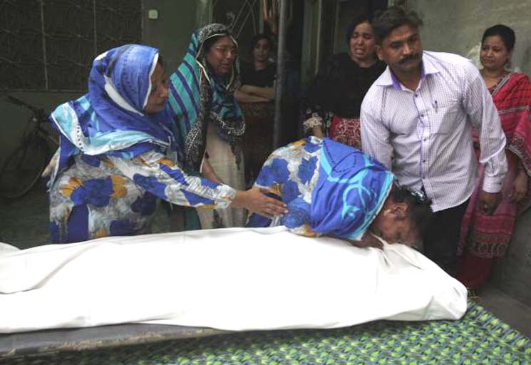 Relatives mourn the death of Aftab Bahadur following his execution at Kot Lakhpat jail in Lahore, Pakistan, June 10, 2015.