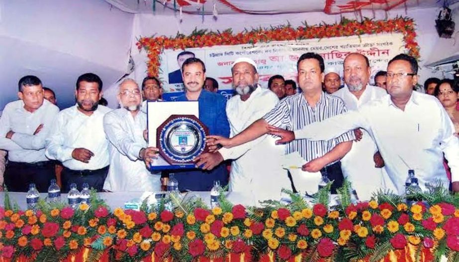 Reazuddin Bazar Businessmen Welfare Association accorded a reception to the newly-elected CCC Mayor AJM Nasir Uddin in the city yesterday.
