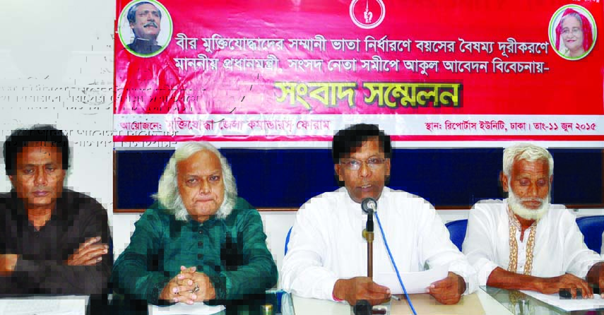Convenor of Muktijoddha Zila Commander Forum Abul Foez speaking at a press conference at Dhaka Reporters' Unity on Thursday urging Prime Minister Sheikh Hasina to remove age disparity for the honorarium of freedom fighters.