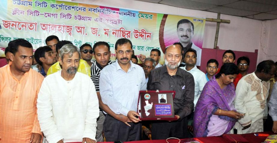 Leaders of Chawakbazar Thana Awami League presenting crest to newly-elected CCC Mayor AJM Nasir Uddin in the city yesterday.