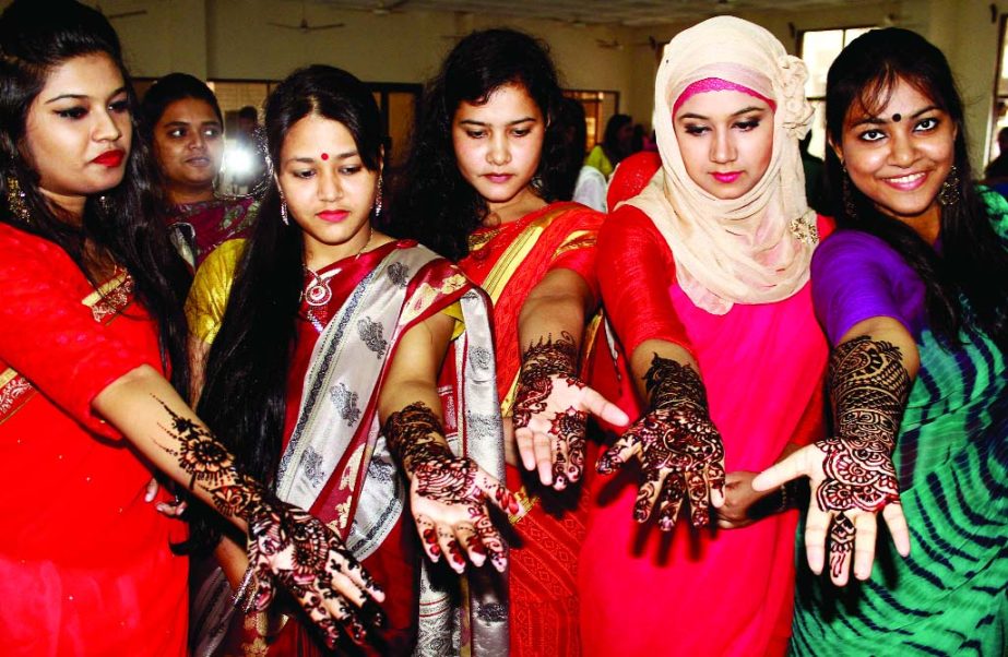 Biswa Kola Kendra organized a Dhaka University Inter-hall Henna festival at Poet Sufia Kamal Hall on Friday.